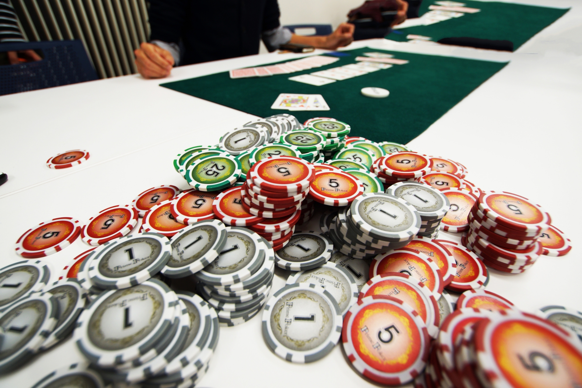 カジノチップの意味: ギャンブルの世界での価値と役割を解説"
